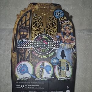 Monster High Gold and Black Puzzle Reveal Playset